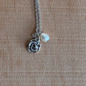 American Eagle - AE Fun Flower Necklace w/ small pearl like bead